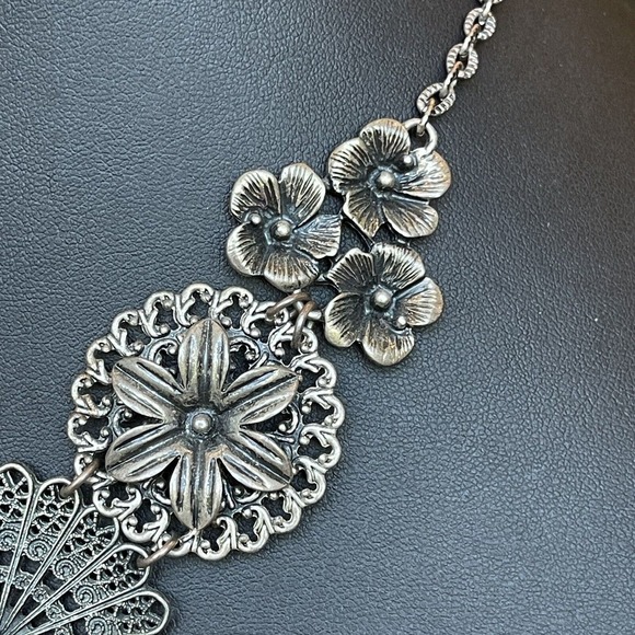 Premier Designs Layered Silver Tone Flower Leaves Botanical Statement Necklace - Picture 3 of 4